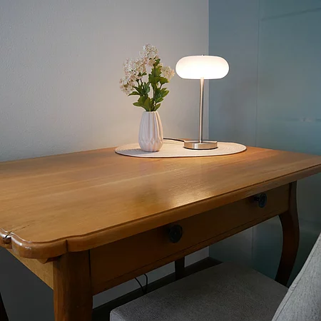Schreibtisch mit Tischleuchte Ferienwohnung Landlust