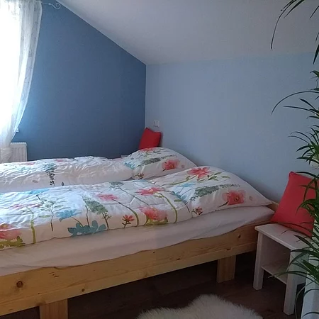Freundlich eingerichtetes Schlafzimmer im kleinen Appartement