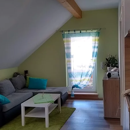 Appartement mit Wohnbereich und Balkon